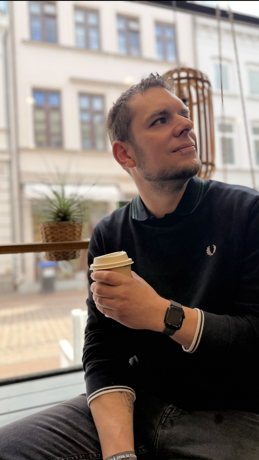 Hochzeitsfotograf Leif Utes mit Kaffee am Fenster