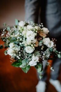 Hochzeitsstrauß mit weißen Rosen, Eukalyptus und Schleierkraut.